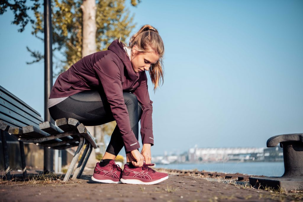 ASICS девушка